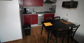 Kylskåp, mikrovågsugn, spishäll och diskmaskin