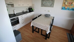 Kühlschrank, Ofen, Herdplatte, Wasserkocher mit Kaffee-/Teezubehör