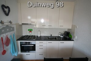 Kühlschrank, Ofen, Herdplatte, Wasserkocher mit Kaffee-/Teezubehör