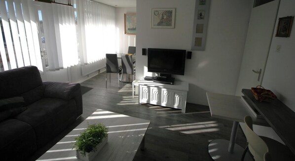 Fernseher, Tischtennisplatte