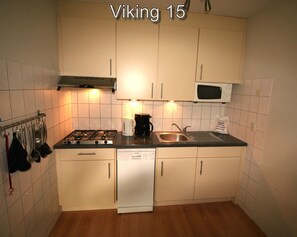 Refrigerador, parrilla de estufa, lavavajillas y cafetera y tetera 