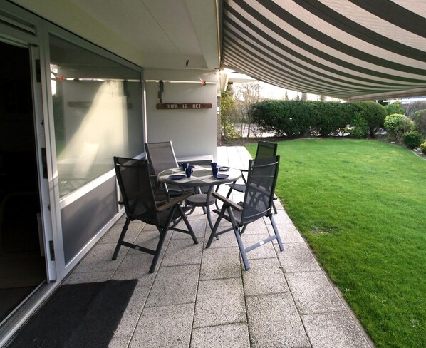 Outdoor dining - 2 bedroom accommodation in Westkapelle (Westkapelle)