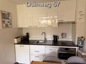 Wasserkocher mit Kaffee-/Teezubehör, Kühlschrank, Mikrowelle, Ofen