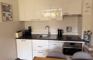 Wasserkocher mit Kaffee-/Teezubehör, Kühlschrank, Mikrowelle, Ofen