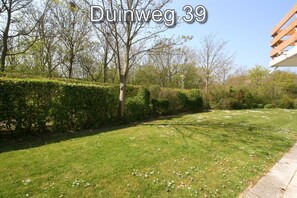 Property grounds - 3 bedroom accommodation in Westkapelle (Westkapelle)