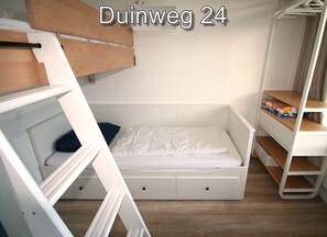 2 bedrooms, travel crib, free WiFi