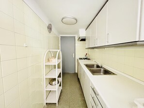 Microwave, oven, coffee/tea maker, toaster - Luxury beachfront apartment in Roses, ideal for families (Roses)