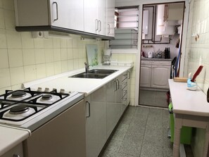 Mikrobølgeovn, ovn, kaffetrakter/tekoker og brødrister