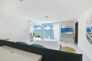 4 bedrooms, iron/ironing board, WiFi, bed sheets