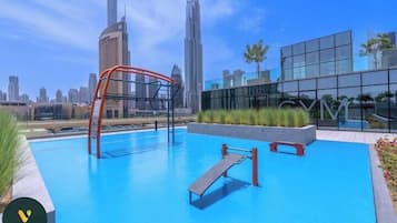 Lasten leikkialue ulkona