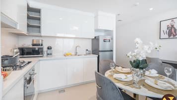 Luxury-Apartment, Balkon, Stadtblick | Essbereich im Zimmer