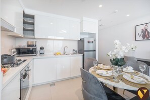 Apartament de luxe, balcó, vistes a la ciutat | Zona de menjador de l'habitació