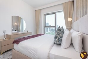 Apartament de luxe, balcó, vistes a la ciutat | Caixa forta a l'habitació, wifi gratuïta i roba de llit 