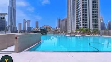 Una piscina al aire libre