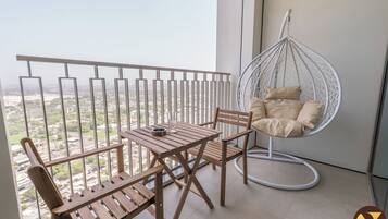 Apartamento de lujo, balcón, vistas a la ciudad | Balcón