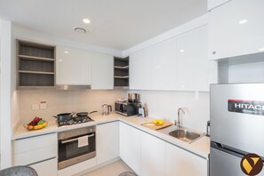 Lyxlägenhet - balkong - utsikt mot staden | Eget kök | Stort kylskåp, mikrovågsugn, ugn och spishäll