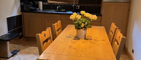 Réfrigérateur, micro-ondes, plaque de cuisson, lave-vaisselle