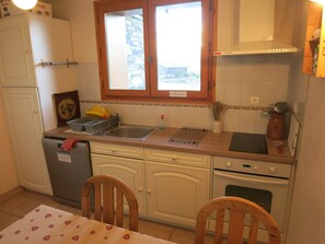 Fridge, microwave, oven, stovetop - 2-bedroom apt for 5 with billiards and parking (Les Carroz d'Arâches)
