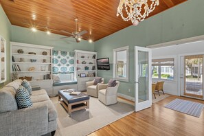 Living area - 340 Palm - Historic Cottage - 3 bed / 2 bath - in the village - Sleeps 6 (Boca Grande)