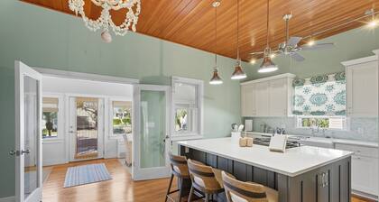 340 Palm - Historic Cottage - 3 bed / 2 bath - in the village - Sleeps 6