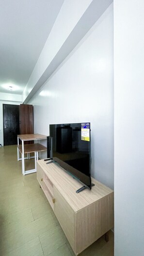 Room, 1 Bedroom, City View | Room amenity