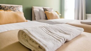 A hotel room with two beds, each with white linens and decorative pillows. - The Sapphire at Parsons House (Washington)