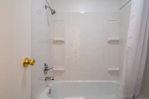 Sèche-cheveux, serviettes fournies