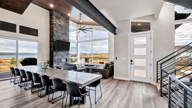 Una cocina amplia con una isla grande, un muro de acento de piedra y vistas al paisaje.