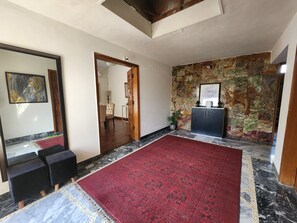 المنشأة من الداخل