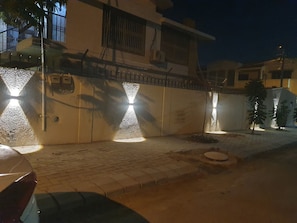 المنطقة المحيطة بالمنشأة