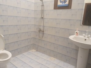 Secador de pelo, toallas, jabón y papel higiénico