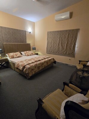 3 chambres, fer et planche à repasser, Wi-Fi, draps fournis