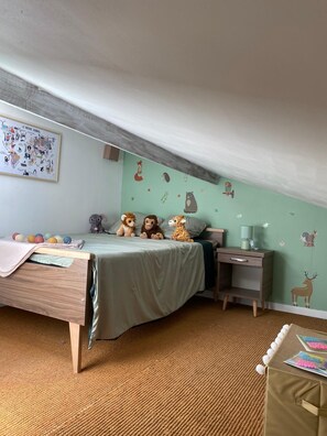 Een strijkplank/strijkijzer, internet, beddengoed