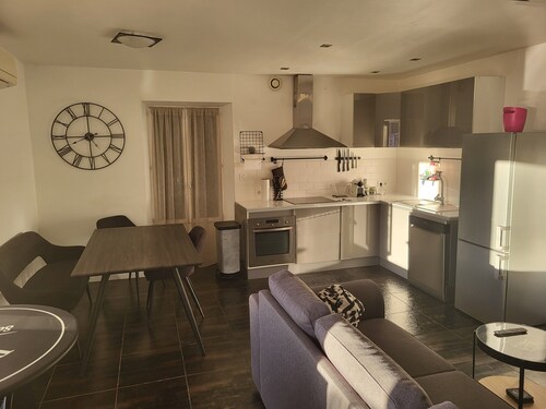 Maison de village en face du port et à 50 m. de la plage.