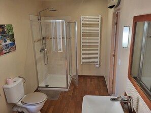 Douche, sèche-cheveux, serviettes fournies, papier toilette