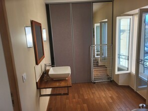 Een douche, een haardroger, handdoeken, toiletpapier