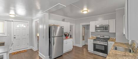 Frigorífico, microondas, horno y placa de cocina