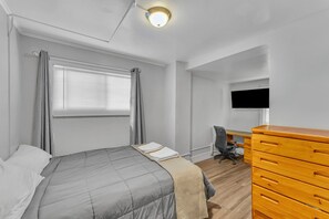 2 habitaciones, escritorio y tabla de planchar con plancha 