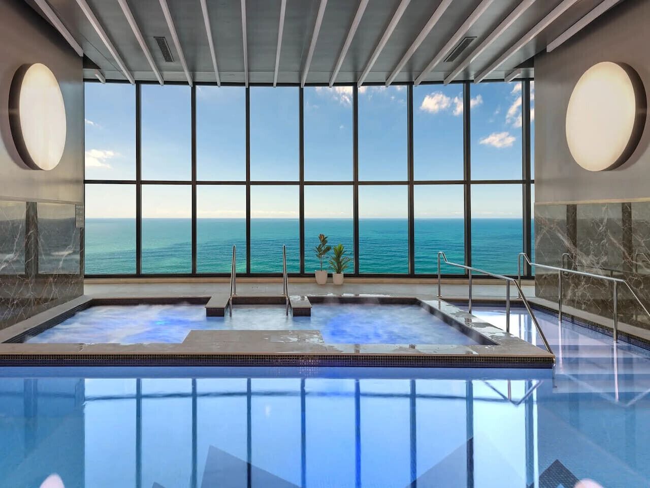 Een binnenzwembad, een buitenzwembad