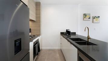 Frigorífico, microondas, horno y placa de cocina