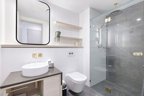 Shower, eco-friendly toiletries, hair dryer, towels - Ocean Dreams 2BR Skyhigh Views Resort Facilities (Surfers Paradise)