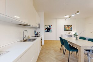Køleskab, mikrobølgeovn, opvaskemaskine, brødrister