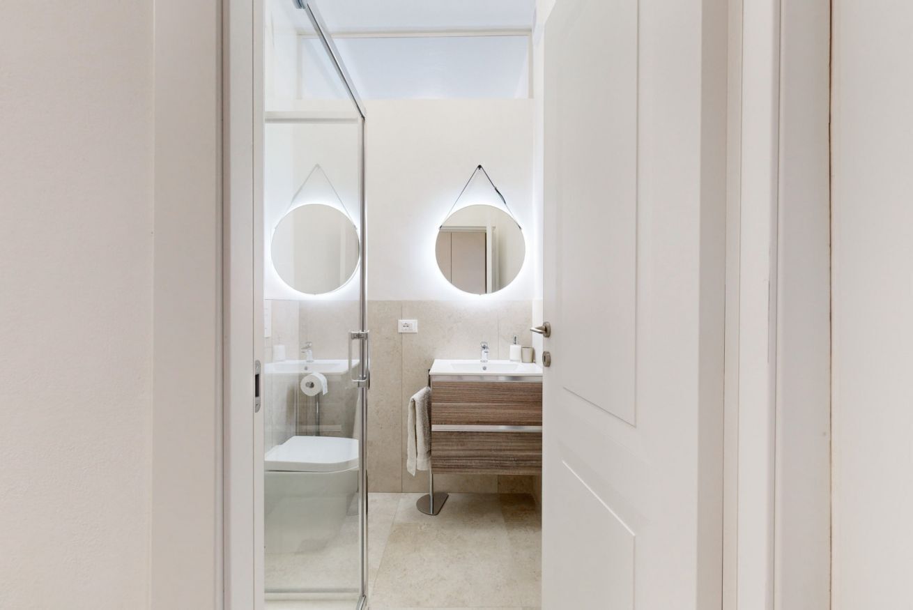 Een douche, een bidet, handdoeken, shampoo