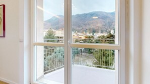 Una habitación con un ventanal que da a un paisaje montañoso.