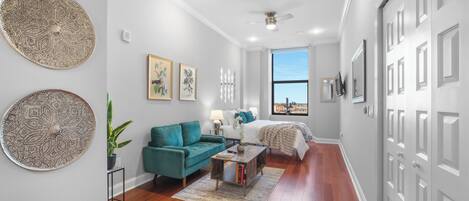 Tabla de planchar con plancha, wifi gratis y ropa de cama