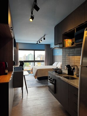 Réfrigérateur, micro-ondes, four, plaque de cuisson