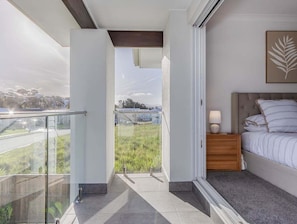 5 bedrooms, iron/ironing board, WiFi, bed sheets