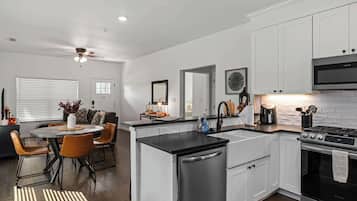 Refrigerador, microondas, horno, placa de cocina