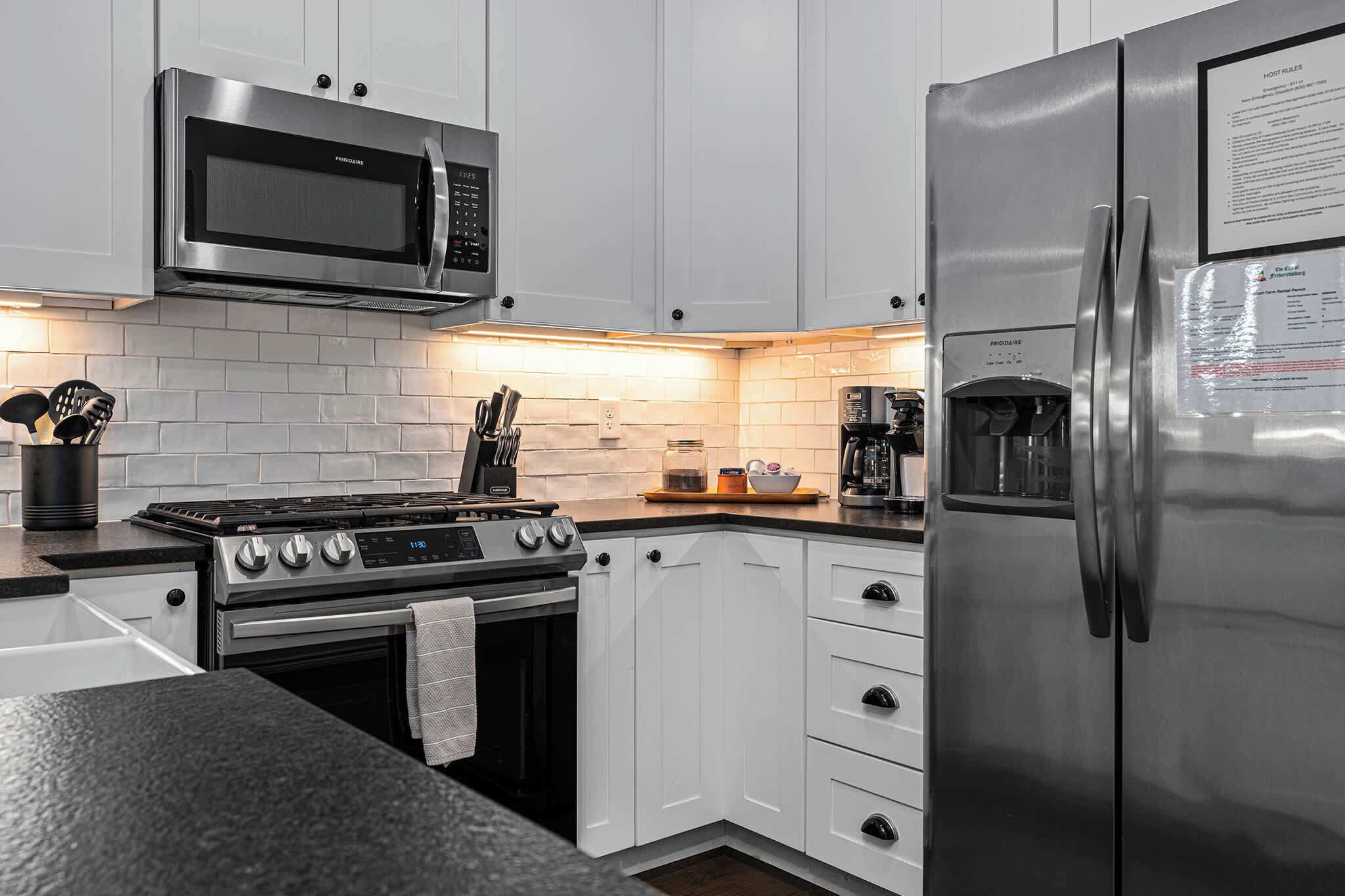 Geladeira, micro-ondas, fogão, cooktop