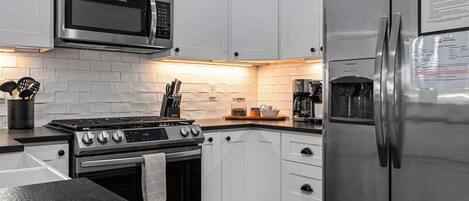 Réfrigérateur, micro-ondes, four, plaque de cuisson